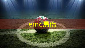 体育老师拿器材打篮球